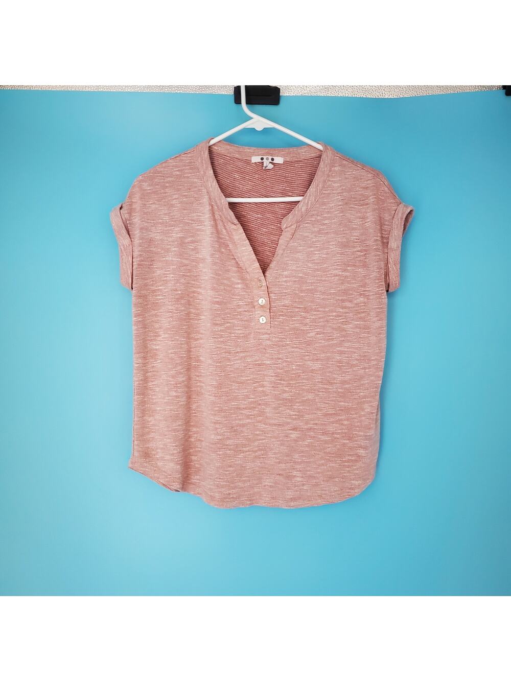 Three Dots Top Size XS Pink V-Neck Cuffed Short Sleeve